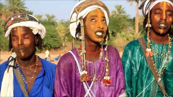 Мужчинки из племени Wodaabe.

Вот что с мужчинами делает Сахара !