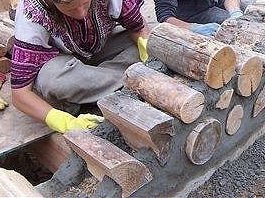 Для экономии раствора, формируются внешняя и внутренняя стены, промежуток заполняется ОПИЛКАМИ !!!
Эти стены короеды и древоточцы с удовольствием съедят !!!
Скоро прилетят дятлы и начнут дырявить эти чурки.