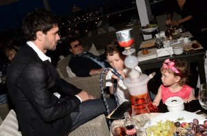 Футболист Жирков учит детей курить Кальян.