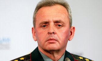 В Киеве признали отсутствие регулярных частей ВС России в Донбассе.
В то же время, Муженко заявил, что Генштаб располагает информацией об участии в боях «отдельных граждан РФ и военнослужащих российской армии». «В настоящее время украинская армия не ведет боев с регулярными частями армии России», — подчеркнул он.
Начальник Генштаба вооруженных сил Украины Виктор Муженко признал, что в боевых действиях на востоке Украины не участвуют регулярные части российской армии. Как сообщает украинский «5 канал», такое заявление он сделал в ходе брифинга в Киеве.