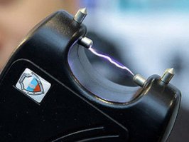 1.Бесконтактный Считыватель можно скомуниздить.
2. На оставшиеся оголённые провода дать несколько разрядов электрошокером.
И будет контроллеру управления доступа счастье.