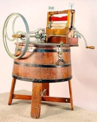 Китайцы опять украли идею и "изобрели велосипед", всего то, приделали кинескопный монитор и приставку SEGA.