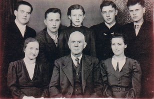 Двоих советских военнопленных - Михаила Рыбчинского и Николая Цемкало спасла у себя мужественная австрийская женщина Мария Лангталлер, четверо сыновей которой находились в то время в рядах Вермахта на фронте. Она потребовала у членов своей семьи не выдавать несчастных СС и с риском для собственной жизни, поскольку СС и фольксштурм обыскивали все дома местных жителей, прятала их у себя в доме на хуторе Винден до конца войны. Её подвигу посвящена книга австрийского журналиста Вальтера Коля «Тебя тоже ждёт мать» („Auch auf dich wartet eine Mutter“). 

на фотографии 1945 год после освобождения
слева на право: Alfred Langthaler, Николай Романович Цемкало,
Anna Langthaler (Hackl), Josef Langthaler, Михаил Львович Рыбчинский
сидят: Maria Langthaler, Johann Langthaler, Maria Langthaler.