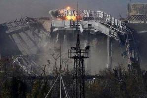 Сами по себе пуляют сидя в аэропорту. Уже терминалы с землей сровняли. От не*** делать. Лучше ты представь видео, где "ополченцы" (у нас их называют проще, террористами) захватывают хоть одну воинскую часть. Хоть один снаряд. Единственная воинская часть которую они захватили - внутренних войск в Луганске, после того как оттуда вышли военнослужащие колонной, вывезли все оружие, а склады подорвали за собой. В общем бесполезно общаться с паяцем. Ты явно на заработке. Но другие это читают и могут делать выводы сами. Сколько надо снарядов чтобы сделать такое и откуда они берутся.