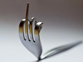 Памятка о том, как в ресторане принято складывать приборы на тарелке, 