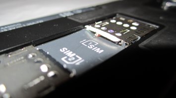 Сломал контакт сим-карты, засунул проволоку, работает