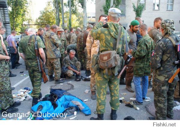 В Донецке находятся воевавших с отрядом Моторолой в Иловайске пленные украинцы из добровольческих батальонов «Азов» и «Донбасс», регулярных частей ВСУ. Об этом сообщает на своей странице представитель ВС Донецкой республики Геннадий Дубовой.
«Эти «люди» никаких выводов не сделали: если они вернутся к себе на Украину, то снова возьмут оружие и пойдут убивать стариков, женщин и детей. А если снова попадут в плен, то будут лепетать: «Мы ничего не знали, нам сказали, мы не стреляли...», – пишет Дубовой.

Эта хохлобандеровская натура, грабить и убивать. А когда поймают, плакаться. Многие вернулись по второму разу. Таких просто необходимо, -по законам военного времени....