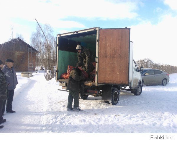 Отправил сегодня очередную гуманитарную помощь для Луганска, для следующего большого конвоя. Отправил 1,5 тонны чеснока. 1 тонну картофеля. И несколько мешков яблок. В сетки сунул слова благодарности для жителей и людей Донбасса. Это все пойдет детям в этот раз.