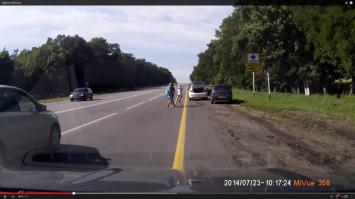 она сама упала... 50-52 секунды.