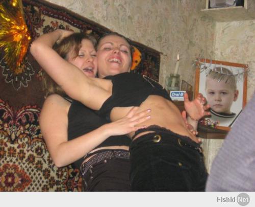 фотография ребенка взади с черной ленточкой!!
