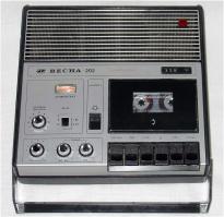 У моего отца была Весна-2 (1 фото), а у мена Весна-202 (второе фото)
Весну-2 можно увидеть в фильме "Кавказская пленница", где Вицин в танцклубе продает билеты и пред ним стоит как раз этот магнитофон.