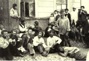 1. "Сборщик благотворительных взносов".
Сейчас это - "Пожертвуйте на храм".
2. "Здесь нет фото деревень с бедняцкими хибарами , заводов и фабрик с бесправными работягами , нищих с сумой"
Сейчас на Красной площади тоже нет нищих, и на Рублёвке(Царское Село) и в элитных посёлках.
Не надо идеализировать - низшие слои общества были раньше, есть сейчас и в течении ближайшей сотни лет не исчезнут, к сожалению. 
А вот то, что не попало в объектив Франтишека Кратки: