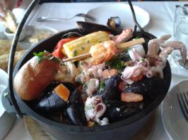 был в "жемчужина морской кухни Тель Авива "Муль Ям". "
отдыхал в НГ праздники так, было свободно, за большинством столиков сидели наши синяки, хотя персонал по русски не разговаривает)
вот это можно легко на двоих брать, и вообще там шаурмятни знатные, не то что отбросы сдесь