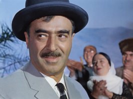 не сильно то похож
скорее на Этуша похож