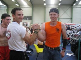 Это не фотошоп. Парнишка армрестлингом занимается. У него кличка Хэллбой