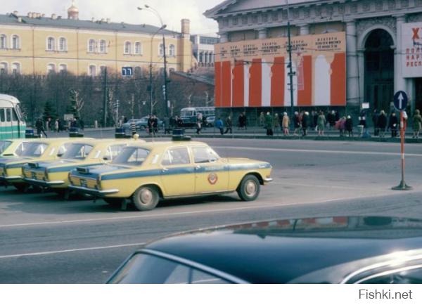 Первая фотка Пицунда,назад в ссср скоро без перехода границы смогу туда добрался за час,говорят местные там не очень в электронике и открывают машины туристов кирпичами...
Так что пока нет.
А что у милицейских Волг на крышке багажника,не видел такого.