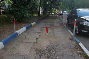 Это Братеево, если хозяин этого парк. места видит этот пост, то знай ТЫ-ГОНДОН!!! Для всех поясню, этот пидр повыдёргивал столбушки с тротуара которые были установлены для ограждения пешеходной зоны, в просторечии он их спиз.ил... жалко не могу его увидеть лично, я бы тебе е.ло набил падла!!!