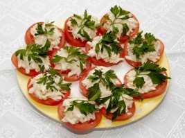 А я с обычным сыром такой салат делаю, а потом ещё порезать помидор кружочками и по ложке этого салата на каждый ломтик помидора. Вот так примерно...