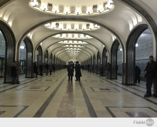 Монументальное, не значит оно не должно быть чистым! Вот парочка фото, где тут узреть красоту кроме грустных лиц и серых тонов?:)) Ах да, и наш вагон, сравните с фото выше...