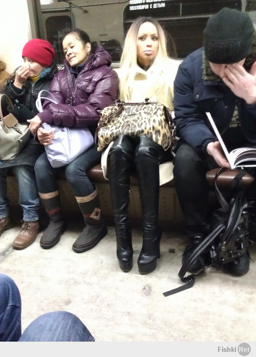 Монументальное, не значит оно не должно быть чистым! Вот парочка фото, где тут узреть красоту кроме грустных лиц и серых тонов?:)) Ах да, и наш вагон, сравните с фото выше...