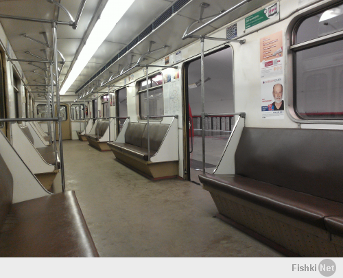 Монументальное, не значит оно не должно быть чистым! Вот парочка фото, где тут узреть красоту кроме грустных лиц и серых тонов?:)) Ах да, и наш вагон, сравните с фото выше...