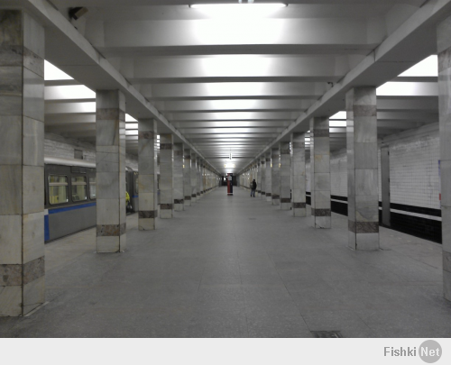 Монументальное, не значит оно не должно быть чистым! Вот парочка фото, где тут узреть красоту кроме грустных лиц и серых тонов?:)) Ах да, и наш вагон, сравните с фото выше...