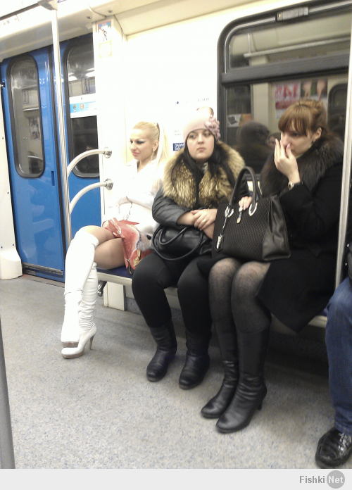 Монументальное, не значит оно не должно быть чистым! Вот парочка фото, где тут узреть красоту кроме грустных лиц и серых тонов?:)) Ах да, и наш вагон, сравните с фото выше...