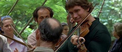 Шварц на скрипке играет