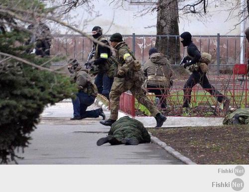 "Кто просил об этой защите?" - парламент Крыма, братишка. Он самый. И не просто попросил, а после стихийных митингов по всему полуострову. И после попыток сорвать его работу со стороны радикалов, когда атаку отбили, но 3-и человека погибли. Обычные люди, собравшиеся стихийно, которые отбили атаку. Которые испугались захвата гос. учреждений неизвестными в масках, как это случилось в Харькове и др. восточных регионах.
---
Вот они и попросили!!! Парламент автономии и простые люди.
---
А потом, уже 1 числа (то-есть вчера), была вторая попытка захвата. Несколько десятков вооружённых бойцов в полу-спортивной/полу-военной экипировке попытались взять штурмом дом правительства в Симферополе. На некоторых фотографиях видны неподвижно лежащие военные, охранявшие здание, пока информации о их судьбе нет. Попытка захвата провалилась. А вот тут видео:

После этого, были расставлены уже российские военные вокруг здания. Взяты под контроль улицы. Также экстренно собрался совет федерации, который наделил нашего главнокомандующего необходимыми полномочиями.
---
Хватит уже курить порошенковский Интер, снимите очки в конце концов.