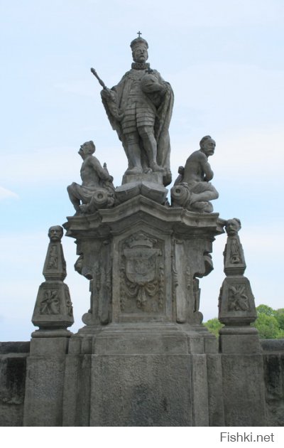 да там вся эвропа в подобных памятниках и гербах