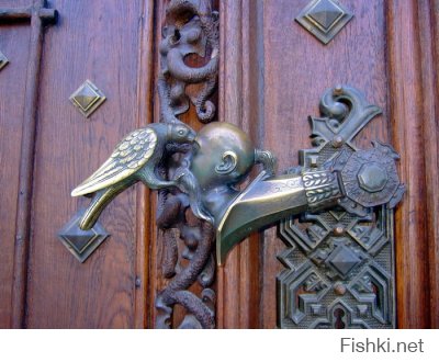 да там вся эвропа в подобных памятниках и гербах