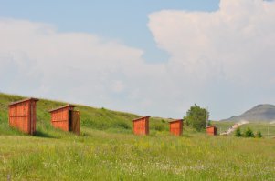 кстати там где то про срать вопрос был, белё это заповедник и вокруг всего озера вот такие сортиры стоят, под ним контейнер чтобы ни капли в грунт не попала, и там же рядо мусорные контейнеры...
