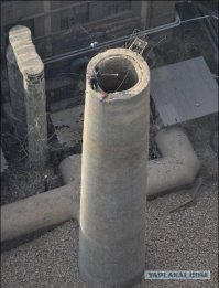 Китайская технология дешевого сноса дымохода 

Директор фирмы, занимающейся сносом зданий в китайском городе Тайюань, нашел способ сэкономить на услуге. Он заменяет дорогостоящий динамит и специалистов по подрыву одним мужиком с кувалдой.
Конечно, процесс идет не очень быстро - сбивать 45-метровую трубу по кирпичику придется долго. Зато выходит дешевле.