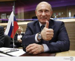 Слон сфотографировался с туристом на память