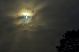 молодец конечно, что заморочился, но действительно ничего не видно. я на мобил через горные очки фоткал =)