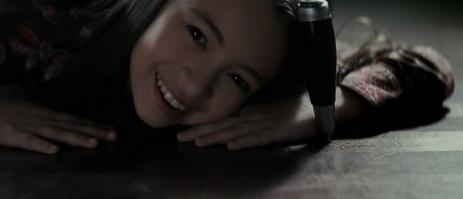 Совсем забыла ещё один яркий образ дьявола из "Дело № 39" : вот в такой маленькой славной девочке сидело(оказалось в конце) ото жутчайшее со сплошными чёрными глазами...
если честно, то мне, взрослой девушке было даже страшно смотреть, серьёзно!! - особенно ночью))