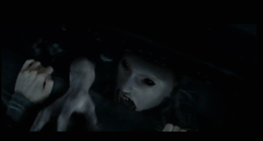 Совсем забыла ещё один яркий образ дьявола из "Дело № 39" : вот в такой маленькой славной девочке сидело(оказалось в конце) ото жутчайшее со сплошными чёрными глазами...
если честно, то мне, взрослой девушке было даже страшно смотреть, серьёзно!! - особенно ночью))