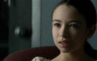 Совсем забыла ещё один яркий образ дьявола из "Дело № 39" : вот в такой маленькой славной девочке сидело(оказалось в конце) ото жутчайшее со сплошными чёрными глазами...
если честно, то мне, взрослой девушке было даже страшно смотреть, серьёзно!! - особенно ночью))