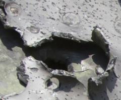 "Края внутренней обшивки загнуты внутрь, а внешней – наружу. Обшивка Боинга 777 состоит из сплава на базе алюминия и других металлов. Очевидно, что речь идет о входящем отверстии (иначе бы края внутренней обшивки не были бы загнуты внутрь). Факт того, что края внешней обшивки загнуты наружу, может быть объяснен большей слабостью внешней обшивки: снаряд пробивает наружный слой и сталкивается со вторым внутренним, более прочным слоем, осколки которого рикошетят от него назад, что и приводит к образованию загнутости внешнего слоя наружу." - вот и вполне разумное объяснение загнутым наружу краям внешней обшивки самолёта.
 - по ссылке, что дал Алекс Юстасов