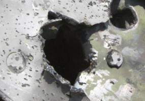 "Края внутренней обшивки загнуты внутрь, а внешней – наружу. Обшивка Боинга 777 состоит из сплава на базе алюминия и других металлов. Очевидно, что речь идет о входящем отверстии (иначе бы края внутренней обшивки не были бы загнуты внутрь). Факт того, что края внешней обшивки загнуты наружу, может быть объяснен большей слабостью внешней обшивки: снаряд пробивает наружный слой и сталкивается со вторым внутренним, более прочным слоем, осколки которого рикошетят от него назад, что и приводит к образованию загнутости внешнего слоя наружу." - вот и вполне разумное объяснение загнутым наружу краям внешней обшивки самолёта.
 - по ссылке, что дал Алекс Юстасов