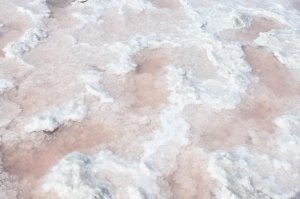 Розовая соль - это не миф - её в Одессе полно, вернее, на Посёлке Котовского в Куяльницком лимане (и грязи куяльницкой лечебной тоже). 
Представьте, сверху кора розовой соли, которая выдерживает вес человека, и даже автомобиля, а под ней, если покопать - жижа эта шелковистая тёмная лечебная(сама грязь), а чуть дальше - розовое озеро, в котором не тонешь, такая там концентрация соли... У меня такой розовой соли в крупных первобытных кристаллах целое ведёрко:
