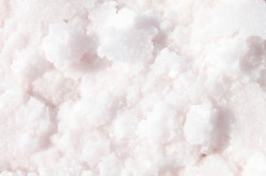 Розовая соль - это не миф - её в Одессе полно, вернее, на Посёлке Котовского в Куяльницком лимане (и грязи куяльницкой лечебной тоже). 
Представьте, сверху кора розовой соли, которая выдерживает вес человека, и даже автомобиля, а под ней, если покопать - жижа эта шелковистая тёмная лечебная(сама грязь), а чуть дальше - розовое озеро, в котором не тонешь, такая там концентрация соли... У меня такой розовой соли в крупных первобытных кристаллах целое ведёрко: