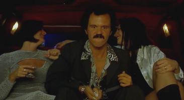 Мужики напомнили персонажа из к/ф "Чёрная кошка, белый кот"(реж.Кустурица)