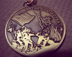 К сожалению или нет, но будет так:
- Украинский народ пройдет все неудобства, связанные с отсутствием газа - зима, повышение цен на ЖКХ, продукты и т.д. (что им сейчас мешает - не понятно);
- Когда начнутся реальные холода, терпение лопнет и они призовут Януковича, который выехал с кабинетом министров численностью в 300 человек в Россию;
- Янукович призовет укр.армию, а так же провести аресты нынешнего "Правительства";
- Трибунал, все дела...
Как итог, возврат ситуации к 22 февраля 2014 года...
А пока резвятся кони...
Это катастрофа, сколько жизней погублено!!!
..............