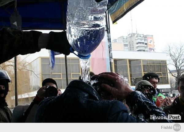 Нашел, но только фото с затылка. На Ютюбе то же самое. Поставили на колени, приковали. 
Вот фото: 

Больше ничего.