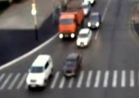 И тут мы хоть и расплывчата, но видим, что Honda в перекрёсток въезжает на зелёный.
Именно въезжает главное, а не когда с места тронулась.