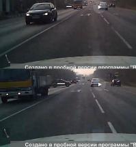 За всю свою жизнь не припомню, чтобы когда нибуть, кто нибуть поворачивал на перекрёстке влево в первую полосу.

Рег мне кажется не расслышал - по своей траекторий это КИА на обочину уходил.

Для любителей покопаться в деталях - рег вправо начал уходить ("перестроился" это когда поворотник включают) как только нос КИА за грузовиком засветился, а это значит, что рег решение принял ещё до того - он маневр КИА заприметил ещё с другой стороны грузовика. По этому и эмоция такая бурная :)