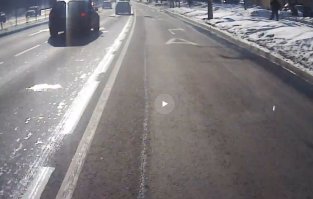 Вот это место, где мерс должен был перестоится на полосу отведённую для общественного транспорта для дальнейшего поворота на право.
А так он мало что со второго ряда, так ещё и через сплошную, и по пешеходному переходу - букет гаишнику на день рождение