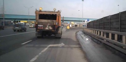 "вильнул чуток" не катит по той же причине что и "малость беременная"
Сказал же ясно "Грузовик включил левый поворотник и занял обе крайние полосы...".