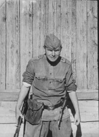 Спасибо Отцы !!! 
Прадед-служба 20 лет в царской армии, 1 мировая, Мой Дед- вся ВОВ, Дюдка-Карибский Кризис, Батя - Ввод войск в Чехословакию, Разминирование ГДР, Двоюродный брательник- Служба в районе острова Даманский (1969 г.), Старшой Брательник- Вторая чеченская... мы Завойских служим Отечеству уже не первое десятилетие... ))) 
Мне уже 30-ха избежал 2-е чеченские, "сбежал" в Москву в свое время..жду "свою" войну... хех...